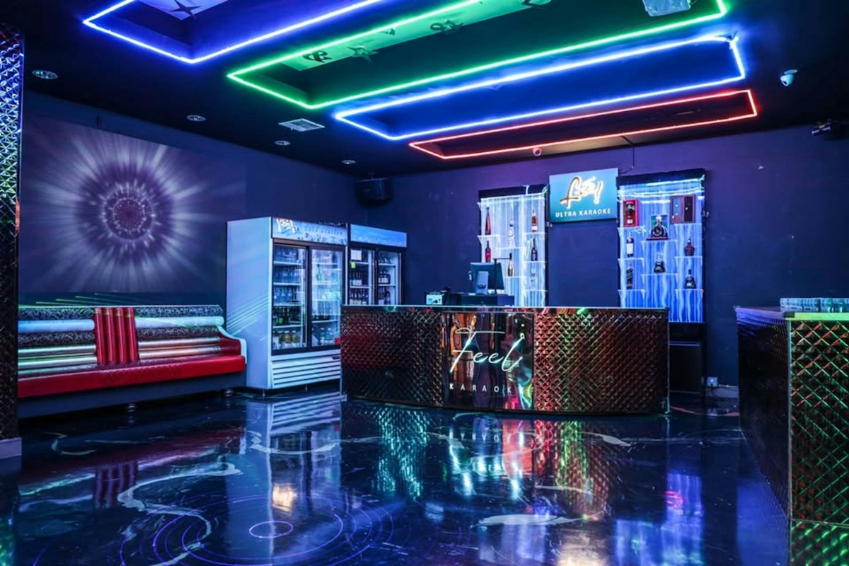 Camarote com bar e luzes neon