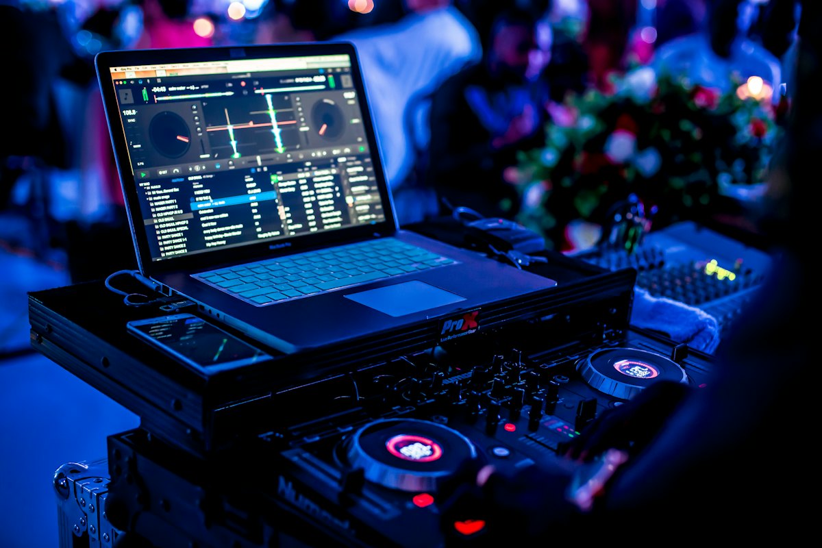 Controladora de DJ acesa durante o show