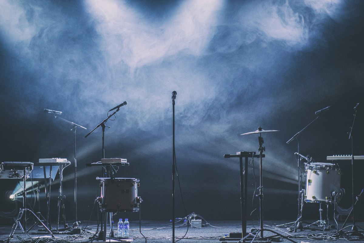 Palco com fumaça e holofotes pronto pro show