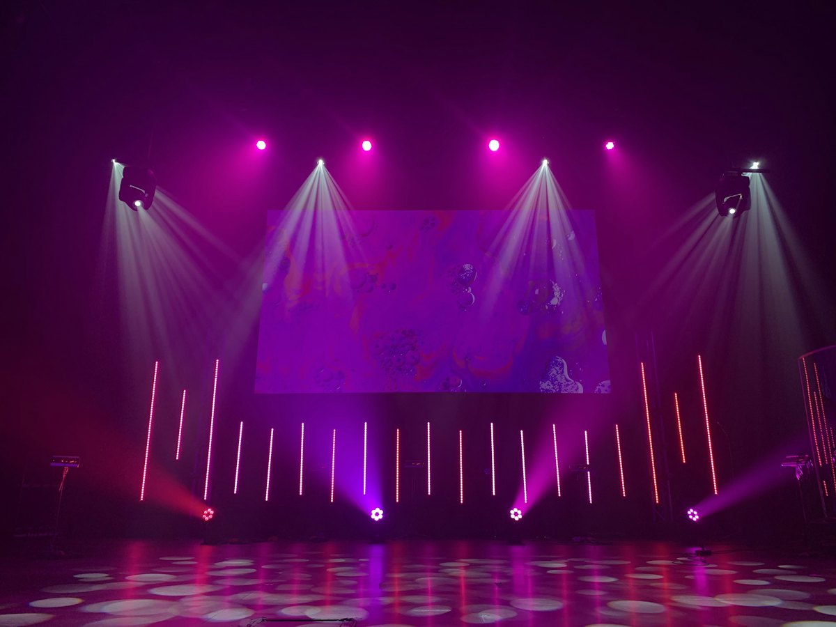 Palco montado com luzes roxas