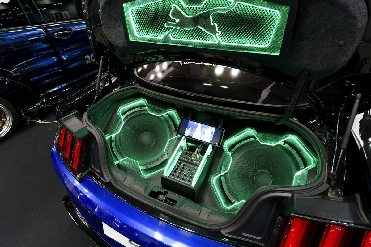 Porta-malas com som automotivo completo e luz verde